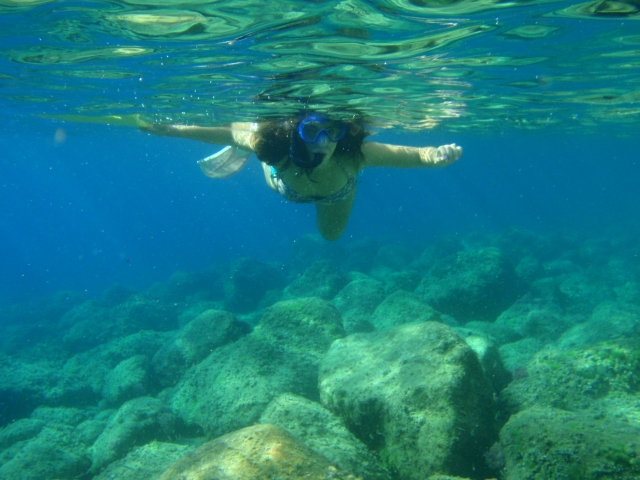 Chica haciendo snorkel